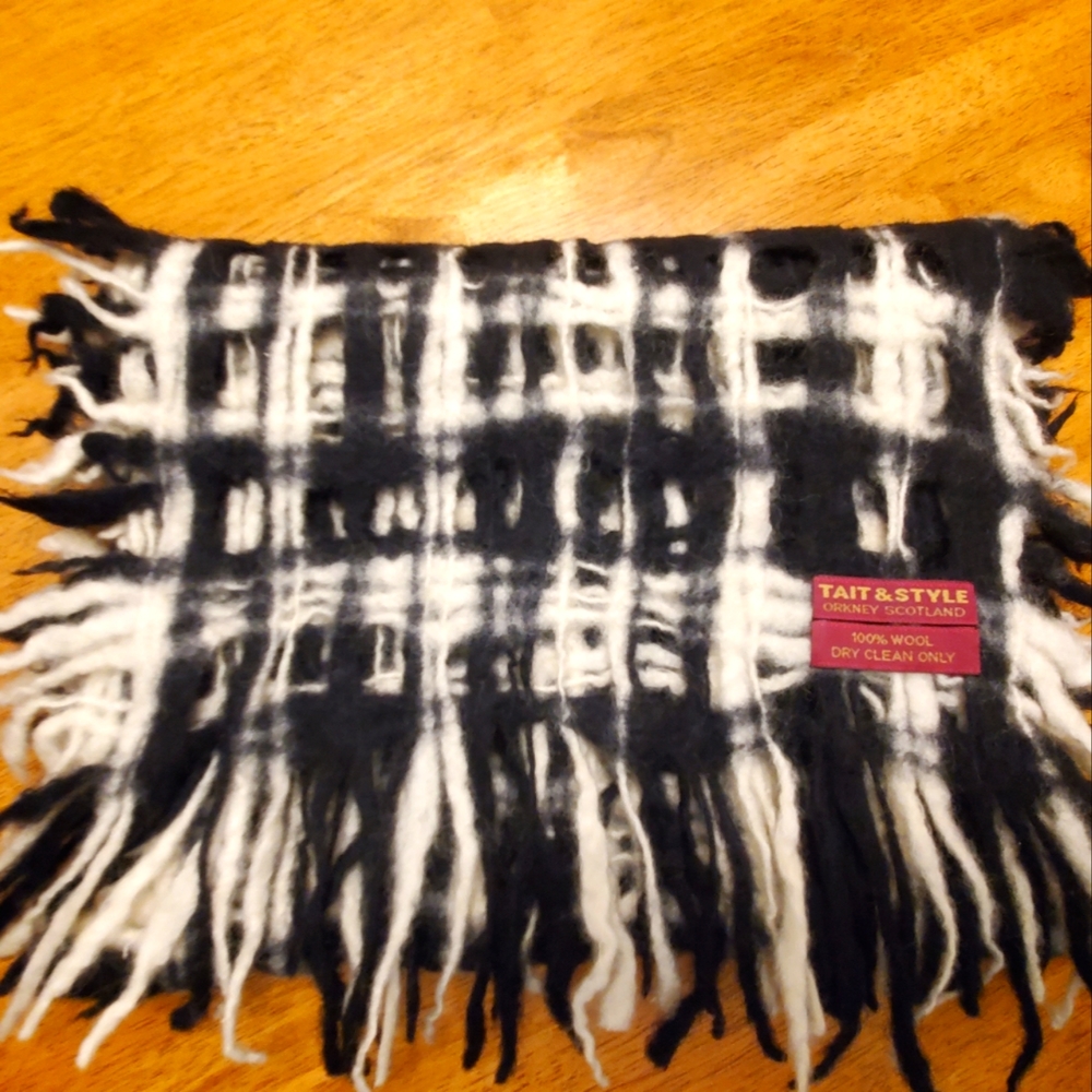 Gorgeous Tate & Style Wool Scarf